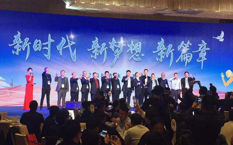 輪值會長倪貴全先生為河南防水同仁敬酒